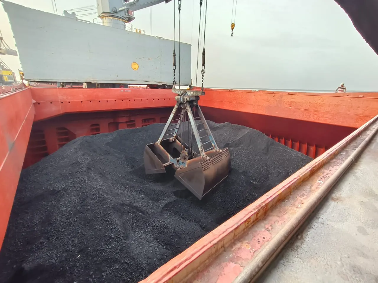Grab discharging coal from a bulk carrier hold